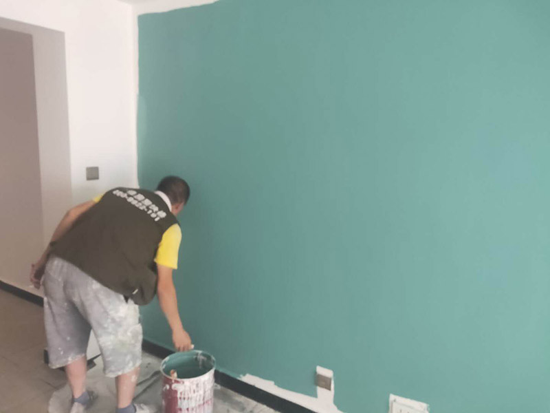 墻面乳膠漆翻新：1、使用吸塵器進行除塵工序，利用吸塵器的毛刷充分摩擦被清潔表面，去除灰塵。 2、對于局部污染或是有油漬的地方，需要使用聚氨酯稀釋劑來清洗。 3、局部有霉藻的部位，需要使用防霉溶液清洗，晾干或噴濕后鏟除。 4、對于已經(jīng)剝落或是破損的地方，先將破損部位松動的部分打磨掉，清理干凈，再使用柔性膩子進行修補。待表面修補平整后，再涂裝底漆。 5、先將破損、松動的部分清理干凈，使用柔性膩子進行修補，表面修補平整后涂裝805膠水。 6、在涂刷膠水的基層上滿刮膩子膏。 7、涂刷底漆，要均勻涂刷一遍，要求無露底、流墜現(xiàn)象。 8、 涂刷面漆， 均勻涂刷兩遍，待靠前遍干燥后涂刷第二遍，要求無露底、流墜。