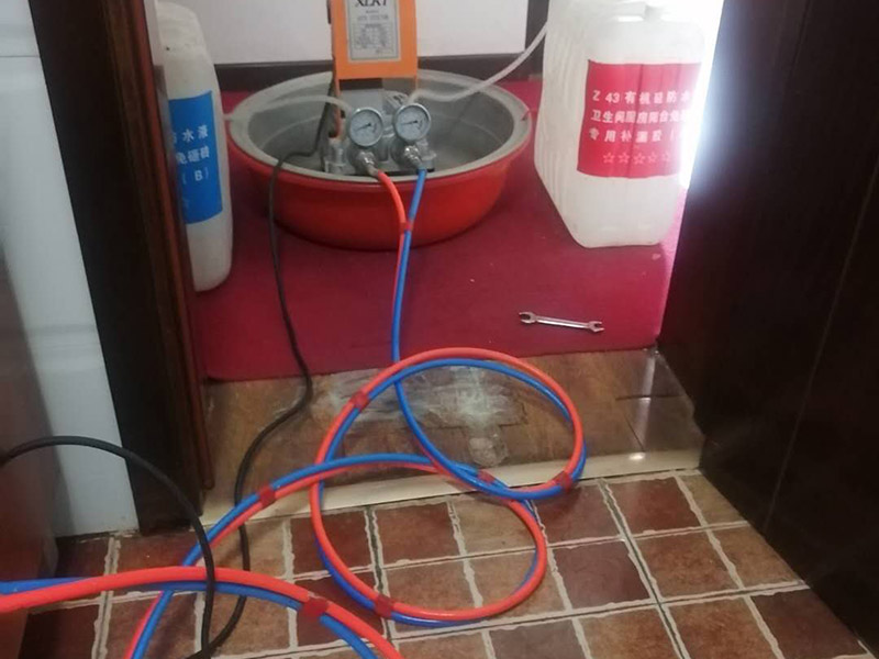 衛(wèi)生間防水維修:一般來(lái)說(shuō)，在水電改造工程驗(yàn)收完畢后，便可開(kāi)始進(jìn)行衛(wèi)生間的防水裝修工程。首先應(yīng)對(duì)其墻面進(jìn)行處理，查看衛(wèi)生間墻面是否存在空鼓現(xiàn)象，若有則應(yīng)立即標(biāo)記出來(lái)進(jìn)行處理。同時(shí)，還要用水泥砂漿將水電改造后凹凸不平的墻面和地面進(jìn)行找平，否則會(huì)給后期瓷磚的鋪設(shè)帶來(lái)一定的困難。 將廁所的墻面和地面進(jìn)行找平后，要對(duì)其進(jìn)行仔細(xì)的清理，避免遺留下其他裝修雜質(zhì)，從而影響衛(wèi)生間防水層的效果，降低其防水作用。同時(shí)，檢查其下水管道、排水管道內(nèi)是否存有雜物，若有也一并清理干凈，否則很容易造成廁所堵塞的問(wèn)題。 在衛(wèi)生間防水層裝修的時(shí)候，通常都會(huì)選擇使用防水涂料，在涂抹防水涂料的時(shí)候，要將所有衛(wèi)生間的輕體墻、下水管道、煙道等接縫處涂滿，避免其產(chǎn)生漏水等現(xiàn)象。而其墻面的防水涂料高度則要達(dá)到1.8米以上，避免洗澡的時(shí)候造成墻體受潮，從而損害衛(wèi)生間的防水層。