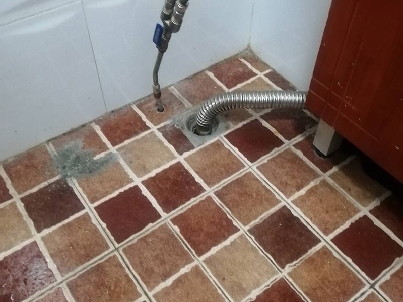 衛(wèi)生間防水維修:一般來(lái)說(shuō)，在水電改造工程驗(yàn)收完畢后，便可開(kāi)始進(jìn)行衛(wèi)生間的防水裝修工程。首先應(yīng)對(duì)其墻面進(jìn)行處理，查看衛(wèi)生間墻面是否存在空鼓現(xiàn)象，若有則應(yīng)立即標(biāo)記出來(lái)進(jìn)行處理。同時(shí)，還要用水泥砂漿將水電改造后凹凸不平的墻面和地面進(jìn)行找平，否則會(huì)給后期瓷磚的鋪設(shè)帶來(lái)一定的困難。 將廁所的墻面和地面進(jìn)行找平后，要對(duì)其進(jìn)行仔細(xì)的清理，避免遺留下其他裝修雜質(zhì)，從而影響衛(wèi)生間防水層的效果，降低其防水作用。同時(shí)，檢查其下水管道、排水管道內(nèi)是否存有雜物，若有也一并清理干凈，否則很容易造成廁所堵塞的問(wèn)題。 在衛(wèi)生間防水層裝修的時(shí)候，通常都會(huì)選擇使用防水涂料，在涂抹防水涂料的時(shí)候，要將所有衛(wèi)生間的輕體墻、下水管道、煙道等接縫處涂滿，避免其產(chǎn)生漏水等現(xiàn)象。而其墻面的防水涂料高度則要達(dá)到1.8米以上，避免洗澡的時(shí)候造成墻體受潮，從而損害衛(wèi)生間的防水層。