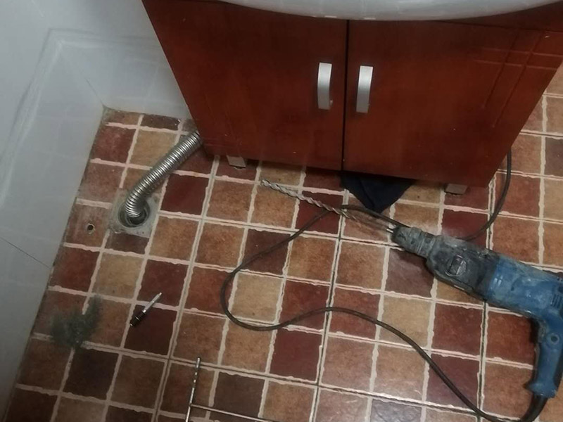 衛(wèi)生間防水維修:一般來(lái)說(shuō)，在水電改造工程驗(yàn)收完畢后，便可開(kāi)始進(jìn)行衛(wèi)生間的防水裝修工程。首先應(yīng)對(duì)其墻面進(jìn)行處理，查看衛(wèi)生間墻面是否存在空鼓現(xiàn)象，若有則應(yīng)立即標(biāo)記出來(lái)進(jìn)行處理。同時(shí)，還要用水泥砂漿將水電改造后凹凸不平的墻面和地面進(jìn)行找平，否則會(huì)給后期瓷磚的鋪設(shè)帶來(lái)一定的困難。 將廁所的墻面和地面進(jìn)行找平后，要對(duì)其進(jìn)行仔細(xì)的清理，避免遺留下其他裝修雜質(zhì)，從而影響衛(wèi)生間防水層的效果，降低其防水作用。同時(shí)，檢查其下水管道、排水管道內(nèi)是否存有雜物，若有也一并清理干凈，否則很容易造成廁所堵塞的問(wèn)題。 在衛(wèi)生間防水層裝修的時(shí)候，通常都會(huì)選擇使用防水涂料，在涂抹防水涂料的時(shí)候，要將所有衛(wèi)生間的輕體墻、下水管道、煙道等接縫處涂滿，避免其產(chǎn)生漏水等現(xiàn)象。而其墻面的防水涂料高度則要達(dá)到1.8米以上，避免洗澡的時(shí)候造成墻體受潮，從而損害衛(wèi)生間的防水層。