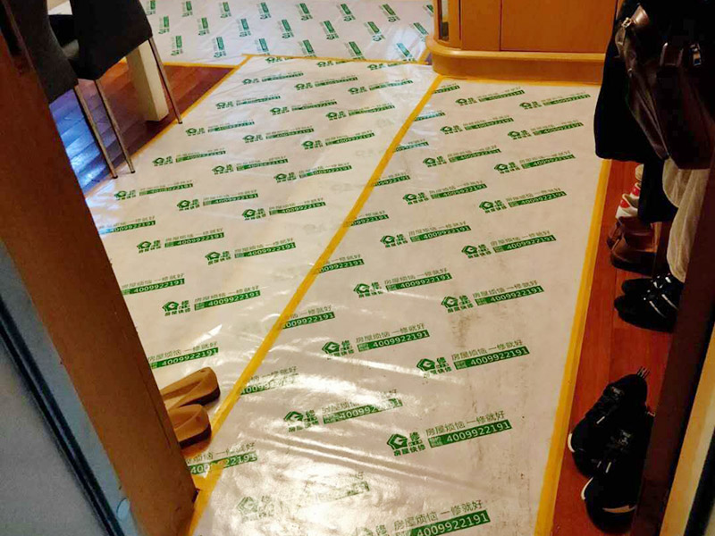 陽臺裝修翻新:1、老墻面在翻新前一定要做墻面基底處理，粉化嚴重要鏟除,鏟除后披純白水泥一遍,原墻面過于光滑、刷過油漆、乳膠漆的須作鏟除后做打磨處理。把粘結(jié)不牢的表皮及浮塵去掉,便于新涂料和墻體粘結(jié).如果有掉皮的凹進去的部分最好有膩子補一下。  　　 2、墻面底漆的作用是抗堿防潮、封固基材、保護面漆、提高面漆的質(zhì)感和遮蓋力。尤其是老房翻新，墻面一定要做底漆，直接上面漆墻面容易起泡發(fā)霉，日照久了墻面顏色也容易發(fā)生變化。  　　 3、對于已上漆墻面的修補相對而言很難達到理想效果，所以對于已上漆墻面的修補最好是整塊的墻面，或盡可能選擇較大的面積進行修補，這樣可以盡量避免色差。  　　 4、注意按照漆桶說明配比及涂刷,最好估算好用量,一次準備足夠的量更為重要,這樣才能保證顏色相同。涂料廠雖然提供了色卡,但由于老墻面本身堿性比較強，效果可能會有差距。