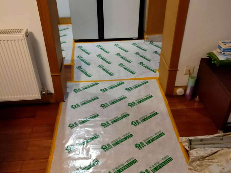 陽臺裝修翻新:1、老墻面在翻新前一定要做墻面基底處理，粉化嚴重要鏟除,鏟除后披純白水泥一遍,原墻面過于光滑、刷過油漆、乳膠漆的須作鏟除后做打磨處理。把粘結(jié)不牢的表皮及浮塵去掉,便于新涂料和墻體粘結(jié).如果有掉皮的凹進去的部分最好有膩子補一下。  　　 2、墻面底漆的作用是抗堿防潮、封固基材、保護面漆、提高面漆的質(zhì)感和遮蓋力。尤其是老房翻新，墻面一定要做底漆，直接上面漆墻面容易起泡發(fā)霉，日照久了墻面顏色也容易發(fā)生變化。  　　 3、對于已上漆墻面的修補相對而言很難達到理想效果，所以對于已上漆墻面的修補最好是整塊的墻面，或盡可能選擇較大的面積進行修補，這樣可以盡量避免色差。  　　 4、注意按照漆桶說明配比及涂刷,最好估算好用量,一次準備足夠的量更為重要,這樣才能保證顏色相同。涂料廠雖然提供了色卡,但由于老墻面本身堿性比較強，效果可能會有差距。