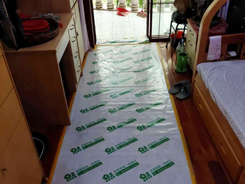 陽臺裝修翻新:1、老墻面在翻新前一定要做墻面基底處理，粉化嚴重要鏟除,鏟除后披純白水泥一遍,原墻面過于光滑、刷過油漆、乳膠漆的須作鏟除后做打磨處理。把粘結(jié)不牢的表皮及浮塵去掉,便于新涂料和墻體粘結(jié).如果有掉皮的凹進去的部分最好有膩子補一下。  　　 2、墻面底漆的作用是抗堿防潮、封固基材、保護面漆、提高面漆的質(zhì)感和遮蓋力。尤其是老房翻新，墻面一定要做底漆，直接上面漆墻面容易起泡發(fā)霉，日照久了墻面顏色也容易發(fā)生變化。  　　 3、對于已上漆墻面的修補相對而言很難達到理想效果，所以對于已上漆墻面的修補最好是整塊的墻面，或盡可能選擇較大的面積進行修補，這樣可以盡量避免色差。  　　 4、注意按照漆桶說明配比及涂刷,最好估算好用量,一次準備足夠的量更為重要,這樣才能保證顏色相同。涂料廠雖然提供了色卡,但由于老墻面本身堿性比較強，效果可能會有差距。