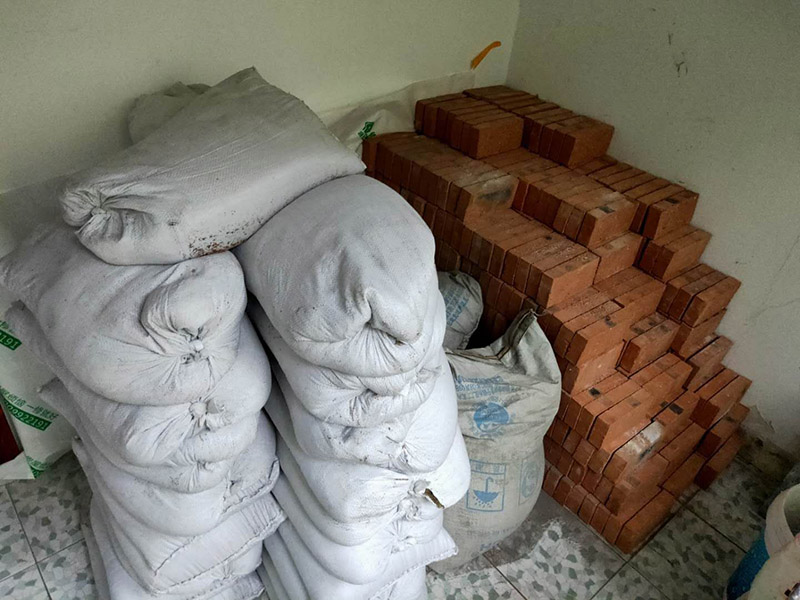 陽臺裝修翻新:1、老墻面在翻新前一定要做墻面基底處理，粉化嚴重要鏟除,鏟除后披純白水泥一遍,原墻面過于光滑、刷過油漆、乳膠漆的須作鏟除后做打磨處理。把粘結(jié)不牢的表皮及浮塵去掉,便于新涂料和墻體粘結(jié).如果有掉皮的凹進去的部分最好有膩子補一下。  　　 2、墻面底漆的作用是抗堿防潮、封固基材、保護面漆、提高面漆的質(zhì)感和遮蓋力。尤其是老房翻新，墻面一定要做底漆，直接上面漆墻面容易起泡發(fā)霉，日照久了墻面顏色也容易發(fā)生變化。  　　 3、對于已上漆墻面的修補相對而言很難達到理想效果，所以對于已上漆墻面的修補最好是整塊的墻面，或盡可能選擇較大的面積進行修補，這樣可以盡量避免色差。  　　 4、注意按照漆桶說明配比及涂刷,最好估算好用量,一次準備足夠的量更為重要,這樣才能保證顏色相同。涂料廠雖然提供了色卡,但由于老墻面本身堿性比較強，效果可能會有差距。