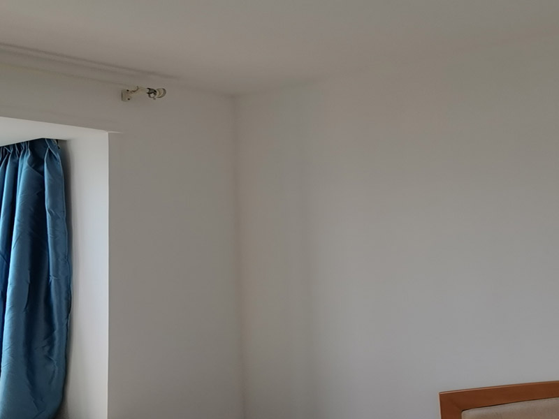 墻面翻新裝修:首先在做翻新的時候一定要把之前的墻面給處理干凈，粉化嚴重的一定要鏟除干凈。由于之前的墻面有刷過油漆和乳膠漆，所在做完鏟除后一定要做打磨處理，將原來墻體上的結實的表皮及浮沉全部清理掉，如果說墻體出現(xiàn)小部分的凹陷以及裂縫的話可以用膩子稍微填補一下。清理干凈的墻面一定要刷一道底漆，墻面底漆的主要作用就是抗堿防潮、封固基材、保護面漆、提高面漆的質量以及遮蓋力。 在修補的過程中要是沒有做到全面，并且上漆過程已經(jīng)做了的話那就會顯得相當?shù)穆闊?，上漆工程完成后的話再對沒有修補到的地方進行修補的話就會很難達到預想效果，最大的問題就是會導致色差的問題，所以在修補的時候一定要做到仔細、全面，不要為后面的工程造成負擔。