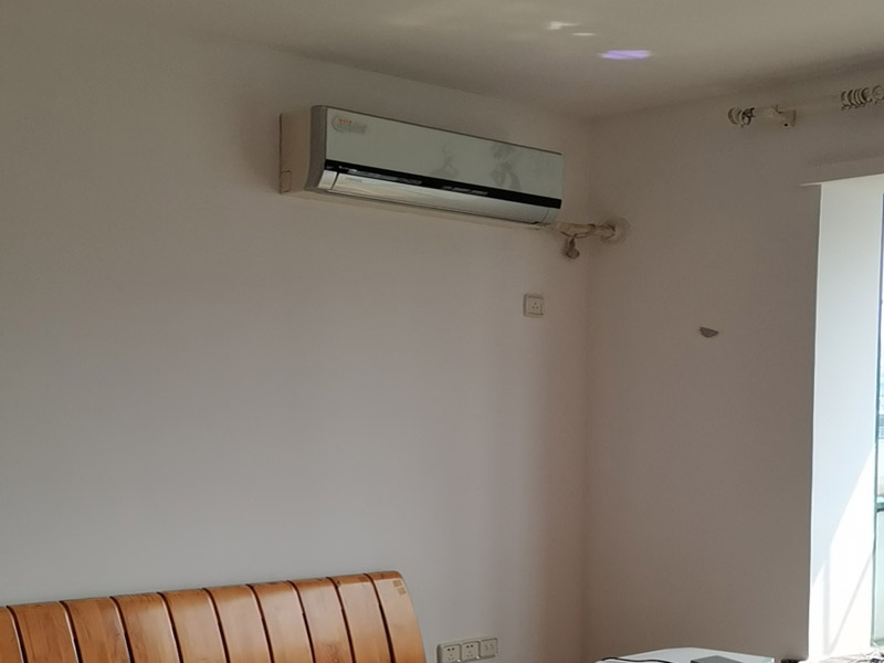 墻面翻新裝修:首先在做翻新的時候一定要把之前的墻面給處理干凈，粉化嚴重的一定要鏟除干凈。由于之前的墻面有刷過油漆和乳膠漆，所在做完鏟除后一定要做打磨處理，將原來墻體上的結實的表皮及浮沉全部清理掉，如果說墻體出現(xiàn)小部分的凹陷以及裂縫的話可以用膩子稍微填補一下。清理干凈的墻面一定要刷一道底漆，墻面底漆的主要作用就是抗堿防潮、封固基材、保護面漆、提高面漆的質量以及遮蓋力。 在修補的過程中要是沒有做到全面，并且上漆過程已經(jīng)做了的話那就會顯得相當?shù)穆闊?，上漆工程完成后的話再對沒有修補到的地方進行修補的話就會很難達到預想效果，最大的問題就是會導致色差的問題，所以在修補的時候一定要做到仔細、全面，不要為后面的工程造成負擔。