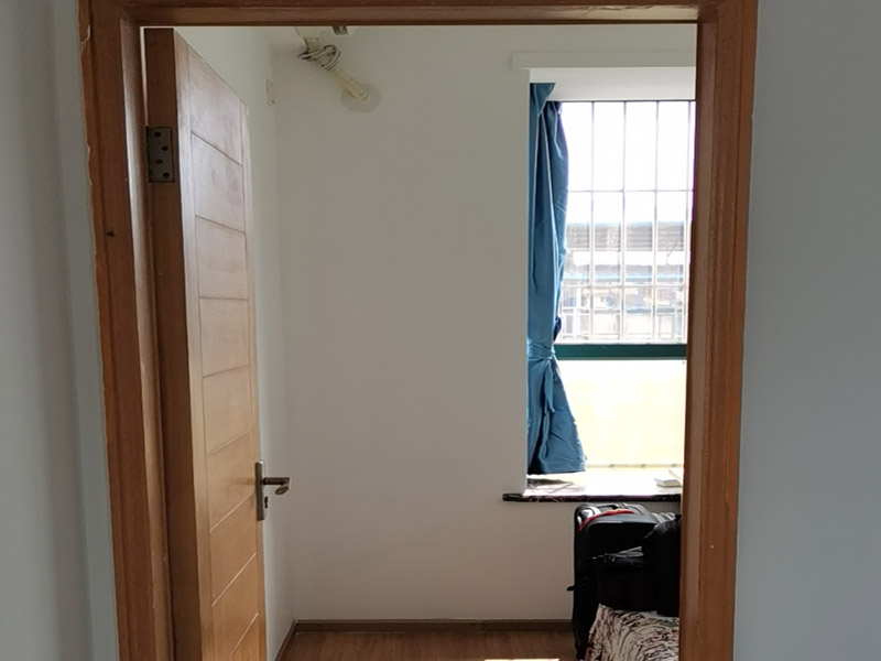 墻面翻新裝修:首先在做翻新的時候一定要把之前的墻面給處理干凈，粉化嚴重的一定要鏟除干凈。由于之前的墻面有刷過油漆和乳膠漆，所在做完鏟除后一定要做打磨處理，將原來墻體上的結實的表皮及浮沉全部清理掉，如果說墻體出現(xiàn)小部分的凹陷以及裂縫的話可以用膩子稍微填補一下。清理干凈的墻面一定要刷一道底漆，墻面底漆的主要作用就是抗堿防潮、封固基材、保護面漆、提高面漆的質量以及遮蓋力。 在修補的過程中要是沒有做到全面，并且上漆過程已經(jīng)做了的話那就會顯得相當?shù)穆闊掀峁こ掏瓿珊蟮脑捲賹]有修補到的地方進行修補的話就會很難達到預想效果，最大的問題就是會導致色差的問題，所以在修補的時候一定要做到仔細、全面，不要為后面的工程造成負擔。