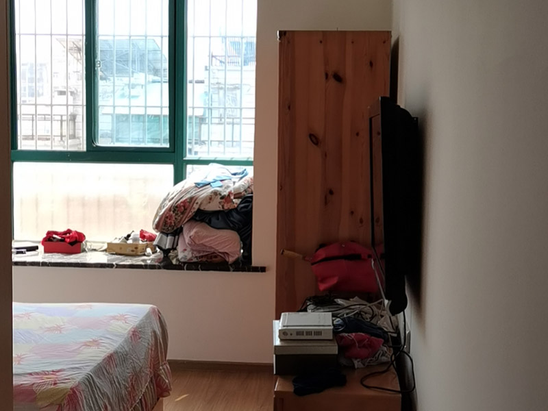 墻面翻新裝修:首先在做翻新的時候一定要把之前的墻面給處理干凈，粉化嚴重的一定要鏟除干凈。由于之前的墻面有刷過油漆和乳膠漆，所在做完鏟除后一定要做打磨處理，將原來墻體上的結實的表皮及浮沉全部清理掉，如果說墻體出現(xiàn)小部分的凹陷以及裂縫的話可以用膩子稍微填補一下。清理干凈的墻面一定要刷一道底漆，墻面底漆的主要作用就是抗堿防潮、封固基材、保護面漆、提高面漆的質量以及遮蓋力。 在修補的過程中要是沒有做到全面，并且上漆過程已經(jīng)做了的話那就會顯得相當?shù)穆闊掀峁こ掏瓿珊蟮脑捲賹]有修補到的地方進行修補的話就會很難達到預想效果，最大的問題就是會導致色差的問題，所以在修補的時候一定要做到仔細、全面，不要為后面的工程造成負擔。