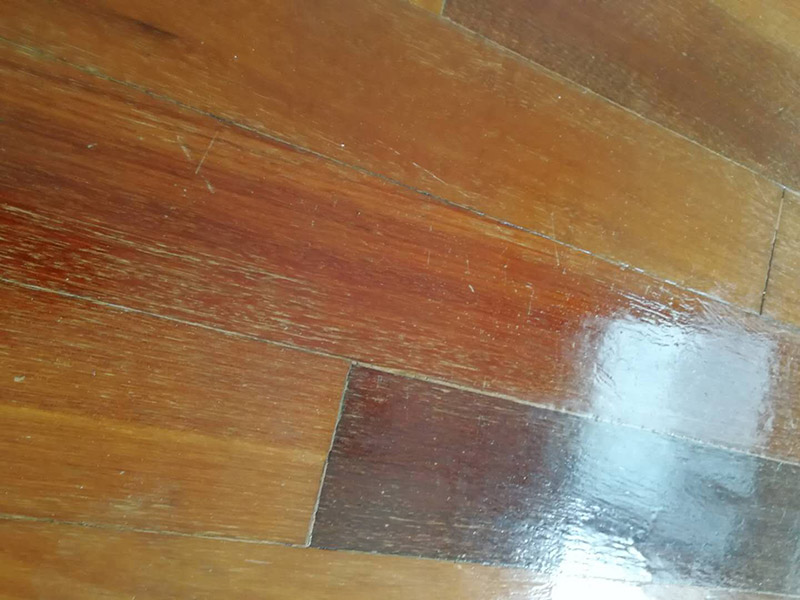 地板翻新打蠟：1）使用大型地板翻新機(jī)械數(shù)次打磨除去漆層、表層、木質(zhì)層約0.5毫米，再經(jīng)仔細(xì)砂光使地板表面細(xì)膩、光滑達(dá)到全新狀態(tài)。地板邊角使用小型角磨機(jī)進(jìn)行打磨達(dá)到整體平滑效果。 （2）將原有的邊縫透明膩?zhàn)犹蕹?，重新封縫，再將整面地板封上底漆，待干。 （3）待底漆干后，刷第一遍面漆，待干。 （4）用水砂紙仔細(xì)研磨，將面層磨至略感粗糙，除去粉。 （5）按以上程序刷三至四遍面漆，最后一遍不必研磨。 （6）待最后一遍面漆全干后打上地板蠟即可。