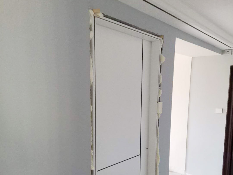 臥室木門安裝：首先要組裝門套。在上一個木門安裝步驟中我們已經將木門的各個部件整理好了，所以此時只需要將門套與立板根據(jù)編號接合。接下來將門套安裝進門洞里。應該先將門套的四周固定好，要注意門套是否與地面垂直，這時候的木門安裝標準是垂直誤差不可以超過2mm,水平誤差不允許超過1mm。然后就是安裝門扇了，密封條一定要做好。最后是安裝五金，包括門鎖、合頁、門吸等，一定要確保靈活、牢固。