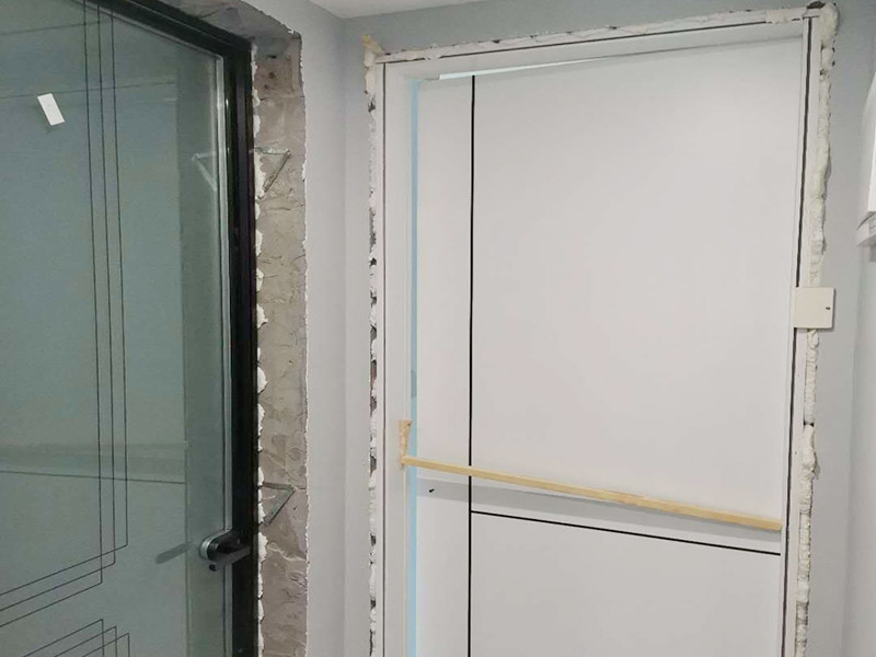 臥室木門安裝：首先要組裝門套。在上一個木門安裝步驟中我們已經將木門的各個部件整理好了，所以此時只需要將門套與立板根據(jù)編號接合。接下來將門套安裝進門洞里。應該先將門套的四周固定好，要注意門套是否與地面垂直，這時候的木門安裝標準是垂直誤差不可以超過2mm,水平誤差不允許超過1mm。然后就是安裝門扇了，密封條一定要做好。最后是安裝五金，包括門鎖、合頁、門吸等，一定要確保靈活、牢固。