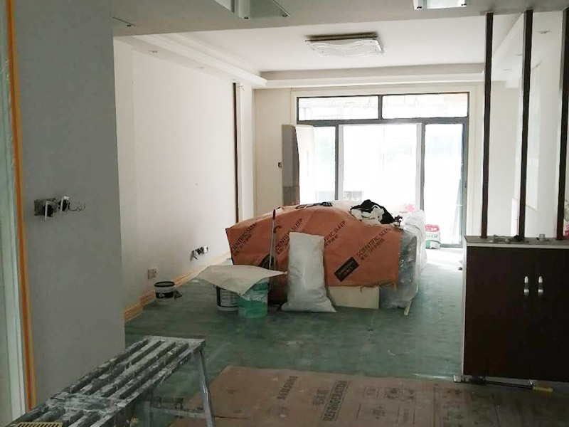 全屋墻面批刮膩?zhàn)樱汗文佔(zhàn)訉?duì)不同的墻體有著不同的要求，像比較常見的混凝土的墻面，會(huì)出現(xiàn)一些氣孔與鼓起的現(xiàn)象，所以就要先把墻面修平整掉，磨平凸起處，填補(bǔ)凹陷處。如果是預(yù)制混凝土的墻面，那么它的表面層就會(huì)有一些砂礫與疙瘩的現(xiàn)象，這個(gè)時(shí)候就需要專業(yè)的施工人員，使用用鋼絲刷把墻面整體的刷一遍。基層做好處理后，墻面還是會(huì)有一些凹陷的地方，這個(gè)時(shí)候就可以用石膏膩?zhàn)觼硌a(bǔ)平。將石膏膩?zhàn)訅簩?shí)凹陷處，橫抹豎起的地方再重新刮一遍，這樣來確保墻面的平整。