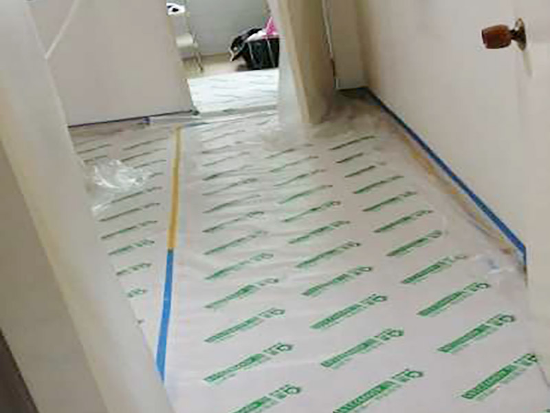 地面成品保護：入戶門扇用公司統(tǒng)一的門貼進行全面包裹保護，用透明膠帶將保護膜粘貼牢固平整。 用標(biāo)準保護膜將門框三面保護完整并固定牢固。 工程完工后拆除保護膜時如果有粘貼時的膠痕，應(yīng)用酒精或?qū)Ｓ玫那逦蹌┣宄z痕。 木地板施工前，將地面用吸塵器清理干凈。 木地板施工后，用產(chǎn)品自帶的防潮墊或標(biāo)準保護在通道鋪貼進行保護。