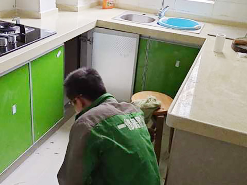 廚房局部改造：首先要固定上軌道。軌道前飾面與柜櫥表面在同一平面，上導(dǎo)軌平放在預(yù)留位置。然后，將兩扇門放入導(dǎo)軌，使用水平或垂直尺測(cè)量門框的垂直度，調(diào)整上下導(dǎo)軌位置并固定。再次檢查門體是否與兩面平行，我們可以調(diào)整底輪，調(diào)整門體，達(dá)到邊框和兩邊的水平；最后將防跳裝置固定好