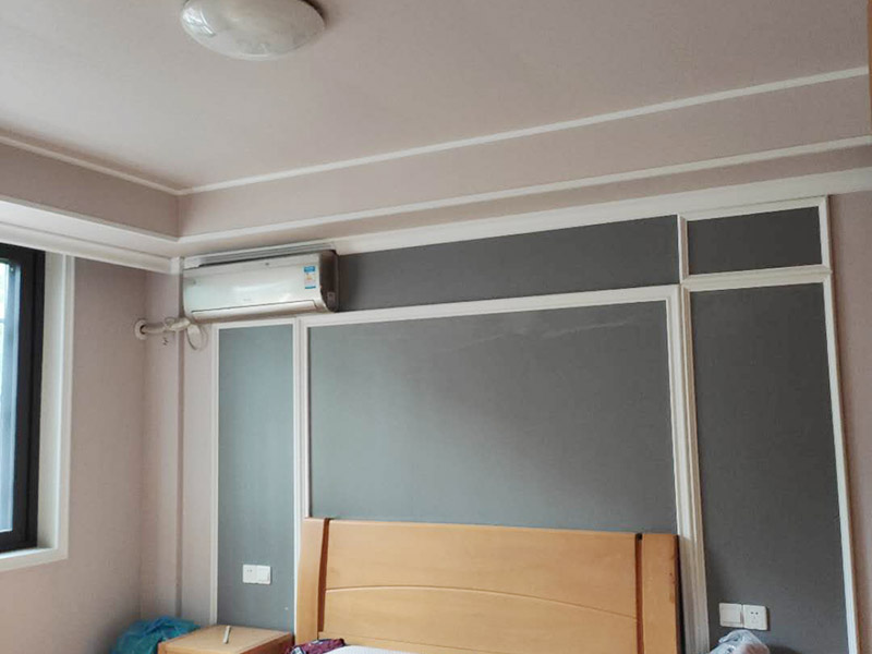 墻面乳膠漆粉刷造型：1、排刷是最省料，但比較費(fèi)時間，當(dāng)然慢工細(xì)活還是不錯的，墻面效果最后是平的。由于乳膠涂料干燥較快，每個刷涂面應(yīng)盡量一次完成，否則易產(chǎn)生接痕。手動刷時，必須從一個點(diǎn)開始，按順序開始，不要東油一下，西油一下，這樣容易漏刷或者出來的效果會不均勻，難看。當(dāng)手刷時，沾的油漆不要過多，剛好不會掉下來為好，否則容易刷墻出現(xiàn)&ldquo;落淚&rdquo;的現(xiàn)象。 2、棍刷進(jìn)行滾的作業(yè)，在效果各方面都是比較普通的，浪費(fèi)乳膠漆程度比較厲害，也不是效果最好，但是相對而言，這是性價比較高的施工方式。輥涂時，為避免輥?zhàn)雍圹E，搭接寬度為毛輥長度的1/4，一般輥涂兩遍，夏季其間隔應(yīng)2小時以上，冬季可能需要多點(diǎn)時間。 3、噴槍的效果會比較好，會出現(xiàn)墻面的顆粒狀，比較自然，速度快，省時，但是不太容易修補(bǔ)。噴涂時手握噴槍要平穩(wěn)，噴嘴距離墻面距離最好是30-50厘米，不能太近或過遠(yuǎn)。噴槍有規(guī)律地移動，橫、縱向呈S形涂墻面。一般每分鐘應(yīng)在400~600毫米間勻速運(yùn)動。要注意接茬部位顏色一致、厚薄均勻，且要防止漏噴、流淌。 4、批的效果最好，但最費(fèi)料。不過，批的話可以不要太好的涂料，普通的乳膠漆批出來的效果也很好。