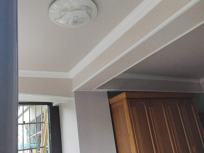 墻面乳膠漆粉刷造型：1、排刷是最省料，但比較費(fèi)時間，當(dāng)然慢工細(xì)活還是不錯的，墻面效果最后是平的。由于乳膠涂料干燥較快，每個刷涂面應(yīng)盡量一次完成，否則易產(chǎn)生接痕。手動刷時，必須從一個點(diǎn)開始，按順序開始，不要東油一下，西油一下，這樣容易漏刷或者出來的效果會不均勻，難看。當(dāng)手刷時，沾的油漆不要過多，剛好不會掉下來為好，否則容易刷墻出現(xiàn)&ldquo;落淚&rdquo;的現(xiàn)象。 2、棍刷進(jìn)行滾的作業(yè)，在效果各方面都是比較普通的，浪費(fèi)乳膠漆程度比較厲害，也不是效果最好，但是相對而言，這是性價比較高的施工方式。輥涂時，為避免輥?zhàn)雍圹E，搭接寬度為毛輥長度的1/4，一般輥涂兩遍，夏季其間隔應(yīng)2小時以上，冬季可能需要多點(diǎn)時間。 3、噴槍的效果會比較好，會出現(xiàn)墻面的顆粒狀，比較自然，速度快，省時，但是不太容易修補(bǔ)。噴涂時手握噴槍要平穩(wěn)，噴嘴距離墻面距離最好是30-50厘米，不能太近或過遠(yuǎn)。噴槍有規(guī)律地移動，橫、縱向呈S形涂墻面。一般每分鐘應(yīng)在400~600毫米間勻速運(yùn)動。要注意接茬部位顏色一致、厚薄均勻，且要防止漏噴、流淌。 4、批的效果最好，但最費(fèi)料。不過，批的話可以不要太好的涂料，普通的乳膠漆批出來的效果也很好。