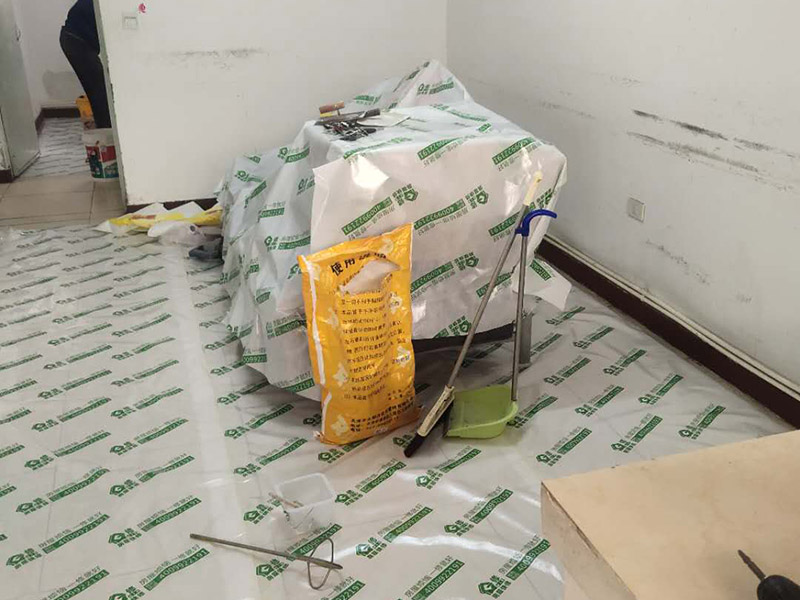 地板家具成品保護(hù)：各類裝修物料的進(jìn)場(chǎng)、建筑裝修垃圾的清理都必須經(jīng)過入戶門。在對(duì)物品進(jìn)行搬運(yùn)時(shí)，難免會(huì)與入戶門發(fā)生磕碰及摩擦。水電改造是基礎(chǔ)裝修，水電裝修的質(zhì)量好壞，直接決定著后期的施工和使用。因此，在進(jìn)行水電改造時(shí)，同樣需要做好成品保護(hù)工作。水電改造完成后，應(yīng)當(dāng)對(duì)各種管線進(jìn)行規(guī)范的固定，以防脫落;對(duì)裸露的線頭要進(jìn)行包裹，以防發(fā)生觸電的危險(xiǎn);做好地面裸線管的固定和保護(hù)，防止被踩壞。同時(shí)，在搬運(yùn)物料時(shí)，也不要破壞地面鋪設(shè)的管線。進(jìn)行裝修施工時(shí)，磁環(huán)邊鋪邊勾縫，在崗鋪設(shè)的瓷磚、地板上堆放雜物、走動(dòng)踩踏，地板沒有使用成品保護(hù)膜覆蓋等都會(huì)影響瓷磚及地板的鋪貼效果，使瓷磚出現(xiàn)施工質(zhì)量問題。