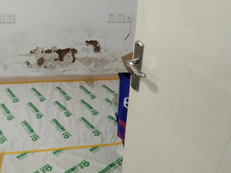 墻面修補(bǔ)維修：墻面漆層裂縫是比較常見的，它是由于墻面漆的漆層產(chǎn)生開裂而導(dǎo)致的，一般表現(xiàn)為墻面裂紋。這種裂紋會出現(xiàn)的主要原因就是選擇涂刷的墻面漆產(chǎn)品質(zhì)量不行，或者制啊涂刷過程中施工不當(dāng)造成的。 這種裂紋如果只是表面漆膜產(chǎn)生龜裂的話，那可以用細(xì)砂紙將裂紋打磨干凈來做修補(bǔ)，然后再選擇與原墻顏色相同漆，重新進(jìn)行涂刷。