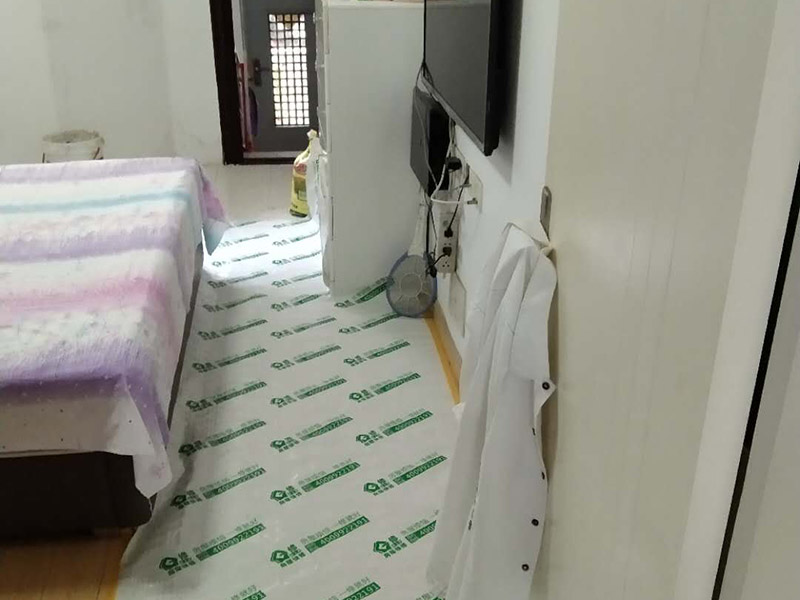 墻面修補(bǔ)維修：墻面漆層裂縫是比較常見的，它是由于墻面漆的漆層產(chǎn)生開裂而導(dǎo)致的，一般表現(xiàn)為墻面裂紋。這種裂紋會出現(xiàn)的主要原因就是選擇涂刷的墻面漆產(chǎn)品質(zhì)量不行，或者制啊涂刷過程中施工不當(dāng)造成的。 這種裂紋如果只是表面漆膜產(chǎn)生龜裂的話，那可以用細(xì)砂紙將裂紋打磨干凈來做修補(bǔ)，然后再選擇與原墻顏色相同漆，重新進(jìn)行涂刷。