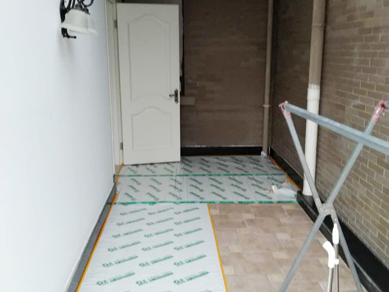 入戶門扇用公司統(tǒng)一的門貼進(jìn)行全面包裹保護(hù)，用透明膠帶將保護(hù)膜粘貼牢固平整。 2、用標(biāo)準(zhǔn)保護(hù)膜將門框三面保護(hù)完整并固定牢固。 3、工程完工后拆除保護(hù)膜時(shí)如果有粘貼時(shí)的膠痕，應(yīng)用酒精或?qū)Ｓ玫那逦蹌┣宄z痕。