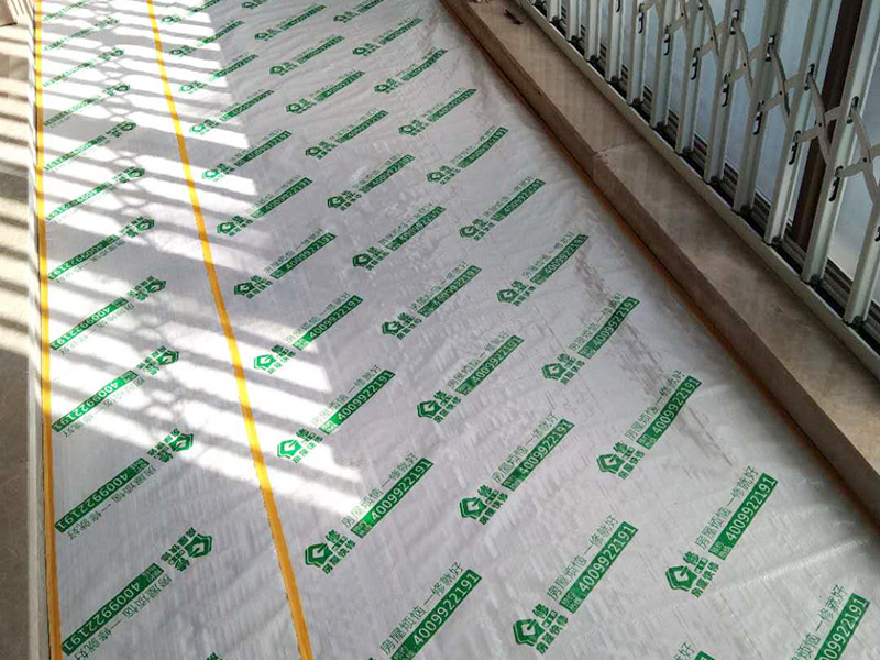 入戶門扇用公司統(tǒng)一的門貼進(jìn)行全面包裹保護(hù)，用透明膠帶將保護(hù)膜粘貼牢固平整。 2、用標(biāo)準(zhǔn)保護(hù)膜將門框三面保護(hù)完整并固定牢固。 3、工程完工后拆除保護(hù)膜時(shí)如果有粘貼時(shí)的膠痕，應(yīng)用酒精或?qū)Ｓ玫那逦蹌┣宄z痕。