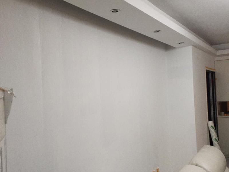 墻面粉刷翻新：在舊墻面上重新刷乳膠漆之前，一般先要對舊墻上的油污、浮灰、空鼓或裂紋等做處理，清除浮灰，鏟除起砂翹皮等部位，對油污的部位，應先將原有涂層鏟除，不能鏟除應徹底清洗干凈，墻面清理完畢，在用膩子批刮兩道。 墻面底漆很重要，特別對舊墻刷新來說，如果直接上面漆墻面容易起泡發(fā)霉，日照久了墻面顏色也容易出現(xiàn)變化。刷底漆時一定要注意刷勻，確保墻面每個地方都刷到。刷底漆時滾筒選擇也很重要，不好的滾筒涂刷效果較差，會直接影響到面漆效果。