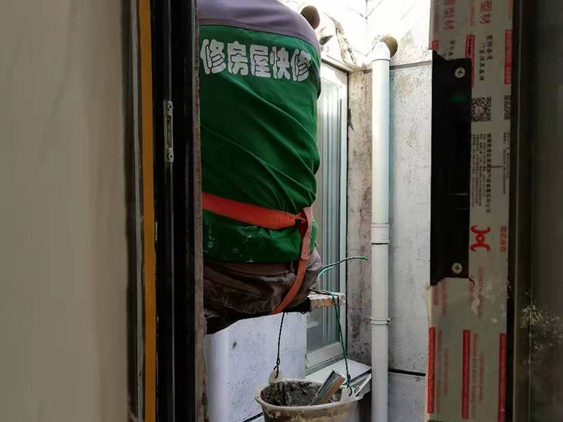 外墻刷防水維修：窗框與墻體接縫防水密封，先后采用泡沫填縫劑和密封材料進(jìn)行施工。泡沫填縫劑為單組份聚氨酯發(fā)泡填縫材料。密封材料為單組份密封填充防水密封膠。外墻面洞和較大裂縫防水密封前用噴水槍等工具將待治理的外墻面、伸縮縫、窗框等部位清理干凈，使施工的外墻面及縫、孔、洞部位達(dá)到無油、無塵土、無水泥松散顆粒等雜物。待其干燥后，將孔、洞、縫用防水密封材料嵌填密實(shí)，并達(dá)到與原顏色一致，再用快速堵漏靈和透明防水膠膜進(jìn)行精心施工。