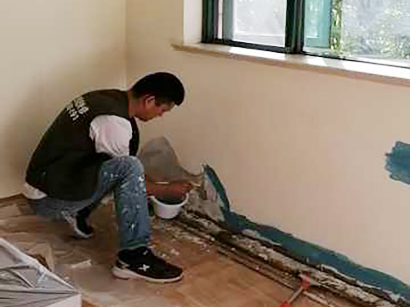 墻面局部防水修補：基面處理是基礎，基面處理是防水施工的關鍵，施工前須清理基面，以確保其堅固、平整、干凈，無灰塵、油膩、蠟、脫模劑等以及其它碎屑物質，如有孔隙、裂縫等缺陷的，須預先用水泥砂漿修補抹平，陰陽角處應抹成圓弧形。保持基面濕潤當無明水。 涂刷方法要注意，涂刷時力度均勻，注意不要漏刷；前后兩遍涂刷時保持垂直相交的角度，以充分覆蓋到位；單次涂刷不宜過厚，特別是管口和轉角處，不能超過1mm，防止干固后產生裂縫。