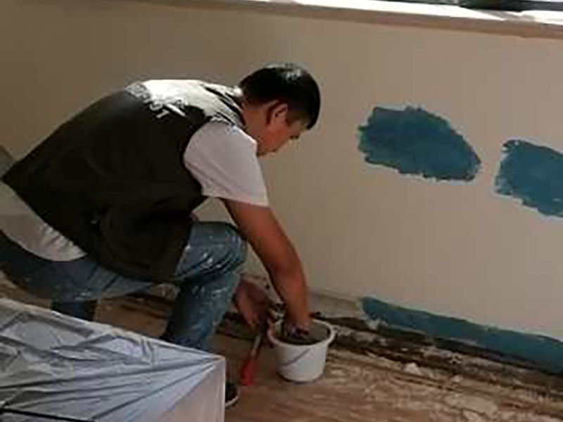 墻面局部防水修補：基面處理是基礎，基面處理是防水施工的關鍵，施工前須清理基面，以確保其堅固、平整、干凈，無灰塵、油膩、蠟、脫模劑等以及其它碎屑物質，如有孔隙、裂縫等缺陷的，須預先用水泥砂漿修補抹平，陰陽角處應抹成圓弧形。保持基面濕潤當無明水。 涂刷方法要注意，涂刷時力度均勻，注意不要漏刷；前后兩遍涂刷時保持垂直相交的角度，以充分覆蓋到位；單次涂刷不宜過厚，特別是管口和轉角處，不能超過1mm，防止干固后產生裂縫。