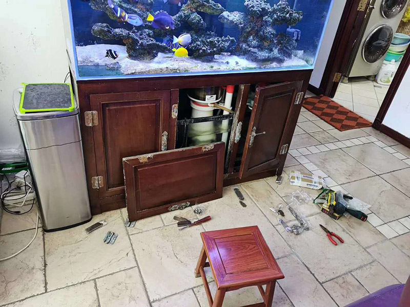 家具五金翻新安裝:1、取一個(gè)邊框和下封，用固定螺絲固定； 2、把du固定好的邊框放置地上，然后把移門板排列在邊框上面； 3、取另外一根邊框卡入排列好的移門板上，用螺絲固定下封和邊框； 4、卡入上封，用螺絲固定，同時(shí)固定好上滑輪； 5、上下螺絲都固定好后，用牽引螺絲把下滑輪固定在下封內(nèi)，完成安裝；