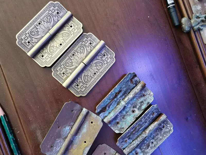 家具五金翻新安裝:1、取一個(gè)邊框和下封，用固定螺絲固定； 2、把du固定好的邊框放置地上，然后把移門板排列在邊框上面； 3、取另外一根邊框卡入排列好的移門板上，用螺絲固定下封和邊框； 4、卡入上封，用螺絲固定，同時(shí)固定好上滑輪； 5、上下螺絲都固定好后，用牽引螺絲把下滑輪固定在下封內(nèi)，完成安裝；