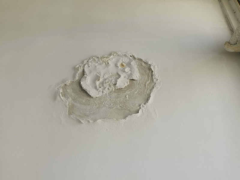 墻面空鼓起皮維修：起因可能是：1、抹灰前基層清理不干凈，不同材料的bai墻面連接未按照規(guī)范規(guī)定設(shè)置鋼絲網(wǎng);墻面澆水不透;外墻 粉刷墻面沒有分格或分格過大。 2、原材料質(zhì)量不符合要求(沙粒過細(xì)，含泥量大，水泥安定性不合要求);砂漿未攪拌均勻。 3、幾層凹凸偏差較大，一次抹灰過厚，沒有分層抹灰或各抹灰時(shí)間間隔太近;抹灰總厚度大于35mm時(shí)未采取加強(qiáng)措施。 4、各層抹灰層配合比相差過大，強(qiáng)度等級(jí)較高的水泥砂漿粉刷在強(qiáng)度等級(jí)較低的面層或?qū)嵒萆皾{面層上。 5、氣溫過高時(shí)，砂漿失水過快;抹灰后未適當(dāng)澆水養(yǎng)護(hù)。