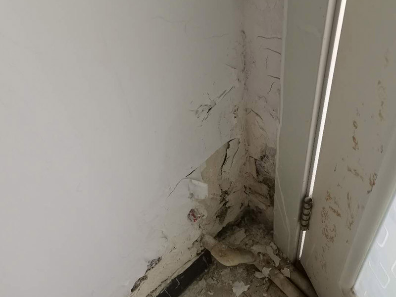 墻面空鼓起皮維修：起因可能是：1、抹灰前基層清理不干凈，不同材料的bai墻面連接未按照規(guī)范規(guī)定設(shè)置鋼絲網(wǎng);墻面澆水不透;外墻 粉刷墻面沒有分格或分格過大。 2、原材料質(zhì)量不符合要求(沙粒過細(xì)，含泥量大，水泥安定性不合要求);砂漿未攪拌均勻。 3、幾層凹凸偏差較大，一次抹灰過厚，沒有分層抹灰或各抹灰時(shí)間間隔太近;抹灰總厚度大于35mm時(shí)未采取加強(qiáng)措施。 4、各層抹灰層配合比相差過大，強(qiáng)度等級(jí)較高的水泥砂漿粉刷在強(qiáng)度等級(jí)較低的面層或?qū)嵒萆皾{面層上。 5、氣溫過高時(shí)，砂漿失水過快;抹灰后未適當(dāng)澆水養(yǎng)護(hù)。