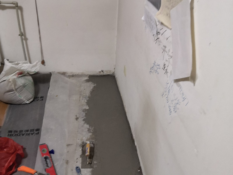 地板下水管漏水維修:關(guān)閉閥門，找出水管的位置走向，找到和主管連接的活接。埋在磚下的或是鐵管或熱熔管，一般鐵管出現(xiàn)漏水的情況多。空間不足，或采用明管影響美觀，通行及擺放物品時，就要除掉地磚重新?lián)Q管。先把地磚水管位置刨開，露出里面的管道。若是熱熔管，需要熱熔工具，可以找施工人員更換。水管更換完畢，一定要打開閥門試水。仔細觀察接頭處是否有滲漏滴水情況。 當沒有滲水情況時，才可以重新鋪磚覆蓋。