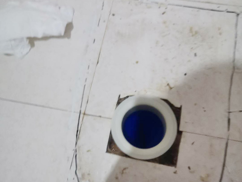 馬桶止逆閥安裝： 1、檢查排污管道與地面水平度：在安裝馬桶前應(yīng)先對(duì)排污管道進(jìn)行全面檢查，看管道內(nèi)是否有泥砂、廢紙等雜物堵塞，同時(shí)檢查馬桶安裝位的地面前后左右是否水平，如發(fā)現(xiàn)地面不平，在安裝時(shí)應(yīng)將地面找平。 2、確定排污管中心：翻轉(zhuǎn)馬桶，在馬桶排污口上確定中心，并劃出十字中心線，中心線應(yīng)延伸到馬桶底部四周腳邊。 3、固定馬桶：將馬桶上的與地面排污口的十字線對(duì)準(zhǔn)，保持水平安裝馬桶，并用力壓緊密封圈，安裝上地腳螺絲及裝飾帽。 4、做好底部密封：在馬桶排污口上安裝好專(zhuān)用密封圈，或在四周打上一圈玻璃膠(油灰)或水泥砂漿，水泥與砂的比例為1：3。 5、安裝水箱配件：放水3-5分鐘沖洗管道，以保證自來(lái)水管的清潔;再安裝角閥和連接軟管，然后將軟管與安裝的水箱配件進(jìn)水閥連接并按通水源。 6、調(diào)試檢驗(yàn)：檢查進(jìn)水閥進(jìn)水及密封是否正常，檢查排水閥安裝位置是否靈活，有無(wú)卡阻及滲漏，有無(wú)漏裝進(jìn)水閥過(guò)濾裝置等