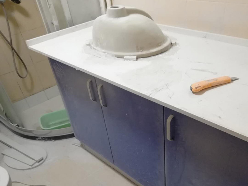 浴室柜裝修安裝:掛墻式浴室柜主柜安裝方法，按柜子掛鐵片的孔位、孔距，量出孔在墻面上的位置。用沖擊鉆在墻面上打孔，再用已有的爆炸螺絲把柜子安裝在墻上。還有用水平尺測量柜子是否安裝水平，再把臺面盆放在柜子上面。浴室柜一般距離地面的高度是80cm-85cm，根據使用人的身高和習慣可以略做調節(jié)。