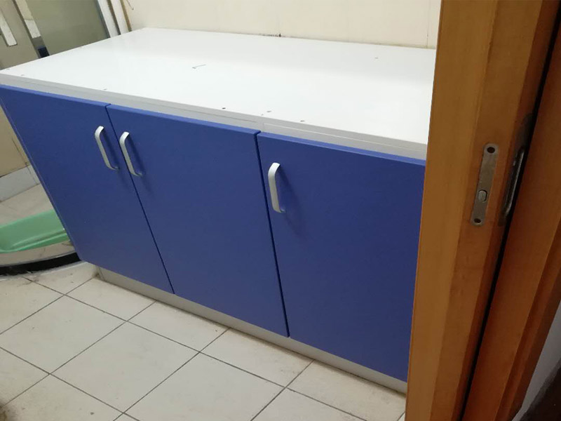 浴室柜裝修安裝:掛墻式浴室柜主柜安裝方法，按柜子掛鐵片的孔位、孔距，量出孔在墻面上的位置。用沖擊鉆在墻面上打孔，再用已有的爆炸螺絲把柜子安裝在墻上。還有用水平尺測量柜子是否安裝水平，再把臺面盆放在柜子上面。浴室柜一般距離地面的高度是80cm-85cm，根據使用人的身高和習慣可以略做調節(jié)。