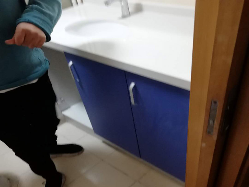 浴室柜裝修安裝:掛墻式浴室柜主柜安裝方法，按柜子掛鐵片的孔位、孔距，量出孔在墻面上的位置。用沖擊鉆在墻面上打孔，再用已有的爆炸螺絲把柜子安裝在墻上。還有用水平尺測量柜子是否安裝水平，再把臺面盆放在柜子上面。浴室柜一般距離地面的高度是80cm-85cm，根據使用人的身高和習慣可以略做調節(jié)。