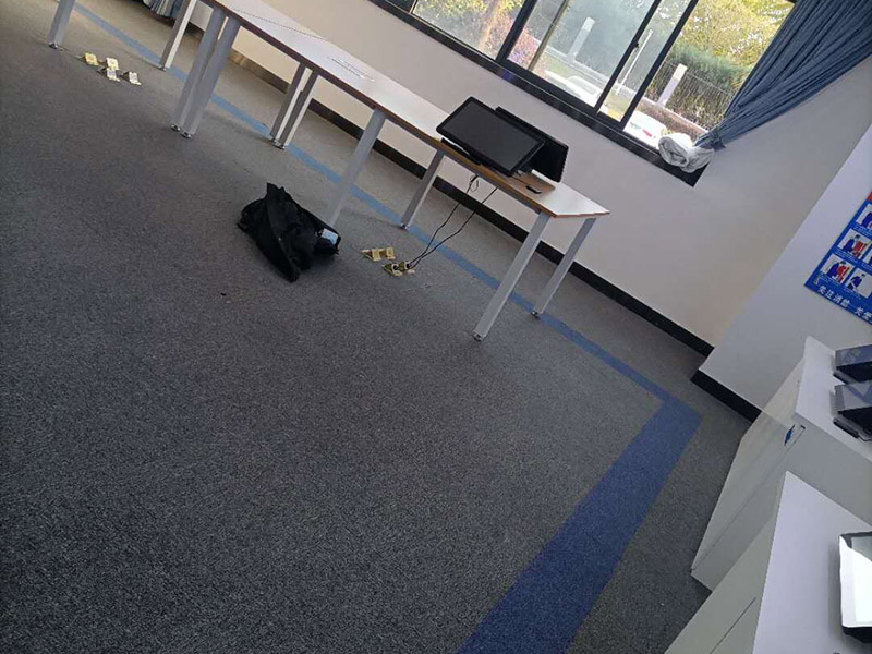 墻面局部修補(bǔ)施工:先將墻體破損凸出的地方鏟掉；取出從網(wǎng)上商城買的補(bǔ)墻膏補(bǔ)墻漆套裝；打開補(bǔ)墻膏，先攪拌均勻后，用小鏟抹少量補(bǔ)墻膏，填進(jìn)坑洼起皮的部位，干燥24小時(shí)；隔天干后對(duì)墻體用砂紙打磨平整，用抹布把表面粉層擦拭掉；用補(bǔ)墻漆兌10%左右的水稀釋，攪拌均勻后用刷子涂在墻體上，進(jìn)行2~3涂刷。