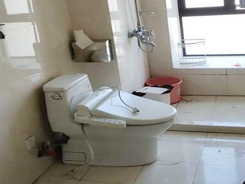 廁所改造拆除裝修：衛(wèi)生間的格局或是衛(wèi)浴設(shè)施、地磚、墻磚等地方不滿意，但在改造之前你需要將這些不滿意的地方進行拆除，且拆除之后的垃圾也要及時清理，避免阻礙施工進程。將不需要或是不滿意的地方進行拆除后，留下的成品需要進行施工保護，防止磕碰到，還可防止被上面的重物或是棱角碰壞。 水電改造可謂是改造衛(wèi)生間的重點，衛(wèi)生間原有的水電路管線往往有許多不合理的布局，所以在改造過程中要對原有的水電路進行徹查，看是否存在銹蝕、老化等情況，若有，則需要更換新的電路、水路，如果線路良好，且沒有多大的問題，則只需要添加刪減線路