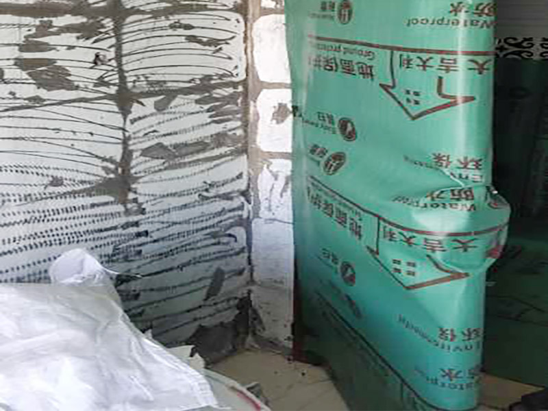 廁所改造拆除裝修：衛(wèi)生間的格局或是衛(wèi)浴設(shè)施、地磚、墻磚等地方不滿意，但在改造之前你需要將這些不滿意的地方進行拆除，且拆除之后的垃圾也要及時清理，避免阻礙施工進程。將不需要或是不滿意的地方進行拆除后，留下的成品需要進行施工保護，防止磕碰到，還可防止被上面的重物或是棱角碰壞。 水電改造可謂是改造衛(wèi)生間的重點，衛(wèi)生間原有的水電路管線往往有許多不合理的布局，所以在改造過程中要對原有的水電路進行徹查，看是否存在銹蝕、老化等情況，若有，則需要更換新的電路、水路，如果線路良好，且沒有多大的問題，則只需要添加刪減線路