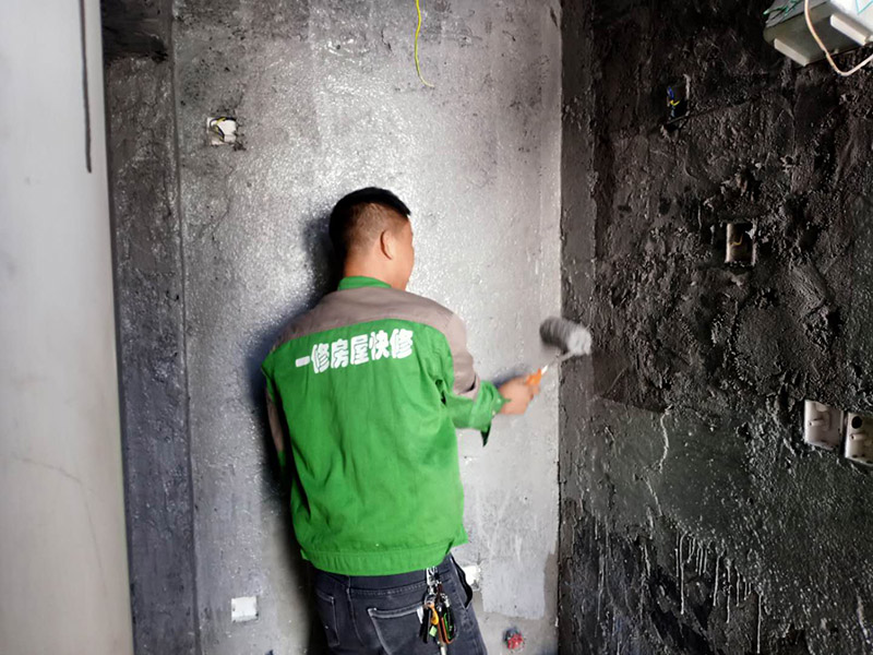 衛(wèi)生間地面刷防水：第一步：清理墻面和地面 在涂刷防水涂層之前，先要清理墻面和地面，同時(shí)要用連接的氣泵皮管吹盡陰角處的浮沉。 第二步：刷防水涂料；刷防水涂料時(shí)先刷墻角部位，交接處應(yīng)有200mm，不得有漏刷情況。 墻角涂刷完成后涂刷墻體：第一遍涂刷墻面時(shí)，應(yīng)上下縱向涂刷，第二遍涂刷墻體，應(yīng)左右橫向涂刷。注意、第二遍防水涂料間需要有一定時(shí)間間隔，待遍涂料干透后才能進(jìn)行第二遍，具體時(shí)間視涂料而定。間隔時(shí)間太短，防水的效果會(huì)大打折扣。 第三步：閉水試驗(yàn) 在涂刷完防水涂料后，不能立刻貼瓷磚，還必須進(jìn)行防水測(cè)試。 防水測(cè)試具體方法是：堵住衛(wèi)生間排水口、地漏等，然后將衛(wèi)生間積水2~3cm。24小時(shí)后到樓下查看是否有水滲漏，一旦發(fā)現(xiàn)有滲水痕跡，必須馬上返工。