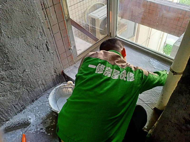 衛(wèi)生間地面刷防水：第一步：清理墻面和地面 在涂刷防水涂層之前，先要清理墻面和地面，同時(shí)要用連接的氣泵皮管吹盡陰角處的浮沉。 第二步：刷防水涂料；刷防水涂料時(shí)先刷墻角部位，交接處應(yīng)有200mm，不得有漏刷情況。 墻角涂刷完成后涂刷墻體：第一遍涂刷墻面時(shí)，應(yīng)上下縱向涂刷，第二遍涂刷墻體，應(yīng)左右橫向涂刷。注意、第二遍防水涂料間需要有一定時(shí)間間隔，待遍涂料干透后才能進(jìn)行第二遍，具體時(shí)間視涂料而定。間隔時(shí)間太短，防水的效果會(huì)大打折扣。 第三步：閉水試驗(yàn) 在涂刷完防水涂料后，不能立刻貼瓷磚，還必須進(jìn)行防水測(cè)試。 防水測(cè)試具體方法是：堵住衛(wèi)生間排水口、地漏等，然后將衛(wèi)生間積水2~3cm。24小時(shí)后到樓下查看是否有水滲漏，一旦發(fā)現(xiàn)有滲水痕跡，必須馬上返工。