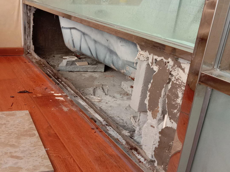 浴缸底部漏水維修：1、塑料下水軟管時(shí)間長(zhǎng)了老化，破洞，導(dǎo)致漏水，換個(gè)下水管就可以了。 2、下水口與浴缸的交接處，有縫隙，導(dǎo)致漏水，解決辦法，把下水口用干毛巾擦干，用玻璃膠密封就可以了。 3、下水管沒有完全插進(jìn)從浴缸下地面的排水管，導(dǎo)致漏水，解決就是把浴缸抬起插好下水管就可以了?！　?4、可能是下水口和浴缸結(jié)合的部位開膠，造成滲漏，仔細(xì)檢查，用防水萬能膠重新膠一周，等干裂密合了再使用。下水口與浴缸的交接處，有縫隙，導(dǎo)致漏水，解決辦法，把下水口用干毛巾擦干，用玻璃膠密封就可以了。