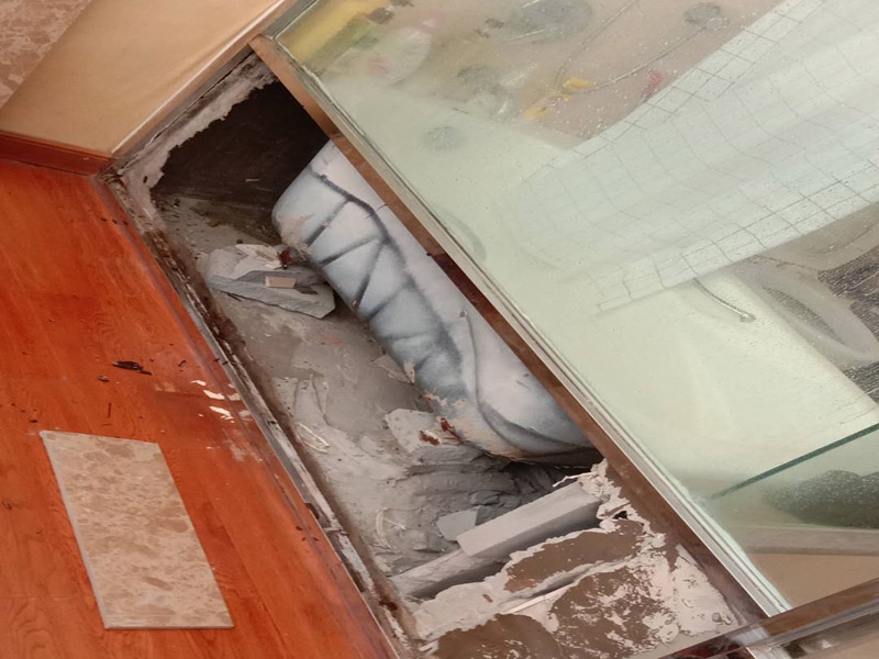 浴缸底部漏水維修：1、塑料下水軟管時(shí)間長(zhǎng)了老化，破洞，導(dǎo)致漏水，換個(gè)下水管就可以了。 2、下水口與浴缸的交接處，有縫隙，導(dǎo)致漏水，解決辦法，把下水口用干毛巾擦干，用玻璃膠密封就可以了。 3、下水管沒有完全插進(jìn)從浴缸下地面的排水管，導(dǎo)致漏水，解決就是把浴缸抬起插好下水管就可以了?！　?4、可能是下水口和浴缸結(jié)合的部位開膠，造成滲漏，仔細(xì)檢查，用防水萬能膠重新膠一周，等干裂密合了再使用。下水口與浴缸的交接處，有縫隙，導(dǎo)致漏水，解決辦法，把下水口用干毛巾擦干，用玻璃膠密封就可以了。