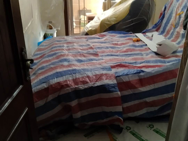 撕墻紙成品保護:在墻面頂部選一塊不顯眼的角落，用美工刀的刀尖將墻紙掀起。注：揭除可剝離墻紙時，掀起墻紙一角，將其從墻上撕下，手要盡量靠近墻面，這樣可將撕破墻紙的可能性降到最低。 墻紙、墻布裝飾面已經裱糊完成的房間應該及時清理干凈，在后續(xù)施工過程中，不要再作為物料 房或休息室使用，避免墻紙、墻布遭受污染或損壞，房間最好及時上鎖，并定期做好通風換氣、排氣的工作。 墻面裱糊時，各道工序必須嚴格按照規(guī)程施工，操作時要做到干凈利落，邊縫要切割整齊到位，膠痕跡要擦干凈。