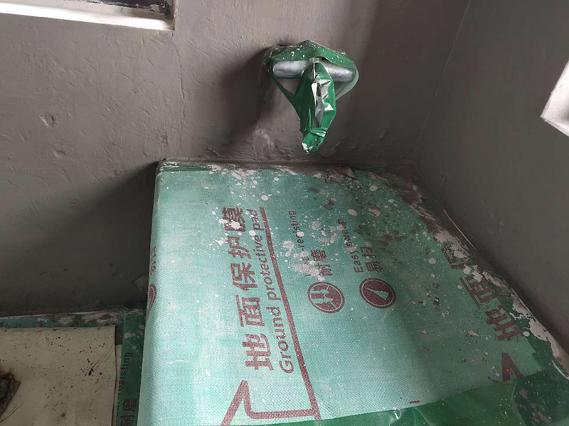 衛(wèi)生間防水處理：首先就要把衛(wèi)生間的地平面整平，地面不平，在涂刷防水涂料的時候就可能會涂不均勻，又或是地面因為不平而容易裂開，這即使是涂了防水涂料上去也會隨著地面裂開。 衛(wèi)生間的墻面上也需要做防水處理，一般都是自地平面向上在墻面上涂刷30cm，這是為了不讓積水滲透到墻面里形成返潮；不過有許多家庭都會使用淋浴房，在這一塊區(qū)就需要把防水涂料涂刷到180cm，這樣噴頭的水就不容易滲入墻內(nèi)；如果是浴缸，那就把高度涂高到浴缸之上30cm。 防水層涂刷好后，需要涼一定的時間。這樣是為了讓防水層與墻面更好地融合在一起，以防止在之后的施工中對防水層造成破壞，這點在之后的鋪地磚過程中猶其是要注意。 在墻與地面相接處，也包括角落部分，還有管與建筑效接處，這幾個地方就要用高彈性的柔性防水涂料，這幾個地方要特別注意，會漏水的地方經(jīng)常是這幾個地方。