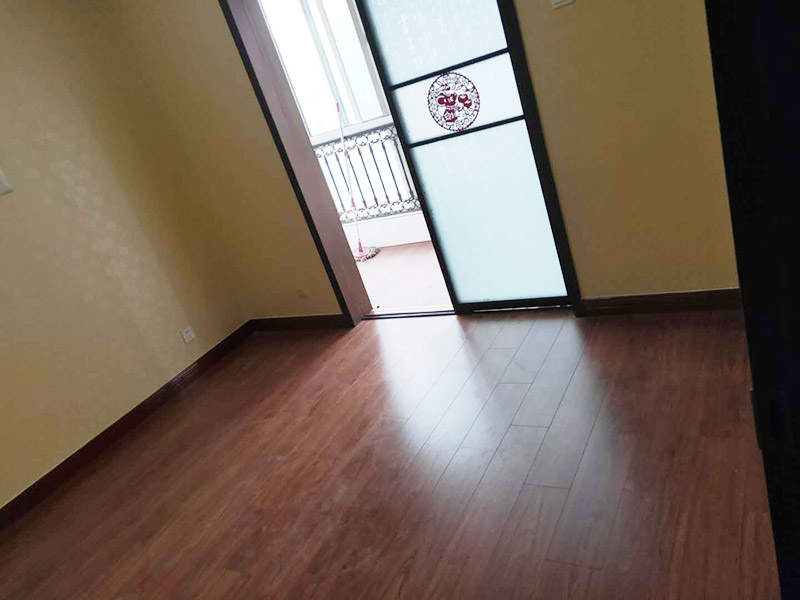 全屋地板換新服務(wù)：鋪地板前都要做一件事，就是清理施工現(xiàn)場，將地面的垃圾清掃干凈，特別是角落要注意清潔干凈，做到無塵無污染。清潔往后開始做地面找平工作，其地面的水平要保持在2mm的誤差內(nèi)，超過的話就必須要做找平了，否則地板鋪好后腳感也會不好的。鋪地板前還需要先將地板進(jìn)行預(yù)鋪，主要是因為地板是錯落安裝的，預(yù)鋪一下，根據(jù)室內(nèi)尺寸進(jìn)行，肯定是有部分地板需要一分為二，預(yù)鋪后根據(jù)尺寸來鋸，可以避免地板損耗。地板有一定的膨脹率，因此鋪裝前要在其與墻面接觸的部位預(yù)留膨脹縫，以免地板起鼓，膨脹縫的大小一般和地板的膨脹系數(shù)有關(guān)系。