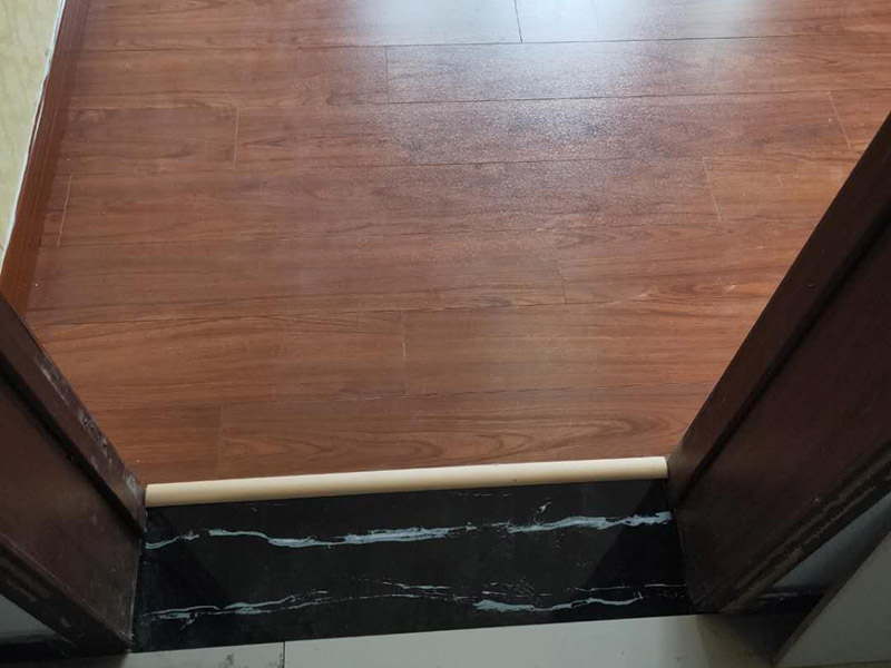 全屋地板換新服務(wù)：鋪地板前都要做一件事，就是清理施工現(xiàn)場，將地面的垃圾清掃干凈，特別是角落要注意清潔干凈，做到無塵無污染。清潔往后開始做地面找平工作，其地面的水平要保持在2mm的誤差內(nèi)，超過的話就必須要做找平了，否則地板鋪好后腳感也會不好的。鋪地板前還需要先將地板進(jìn)行預(yù)鋪，主要是因為地板是錯落安裝的，預(yù)鋪一下，根據(jù)室內(nèi)尺寸進(jìn)行，肯定是有部分地板需要一分為二，預(yù)鋪后根據(jù)尺寸來鋸，可以避免地板損耗。地板有一定的膨脹率，因此鋪裝前要在其與墻面接觸的部位預(yù)留膨脹縫，以免地板起鼓，膨脹縫的大小一般和地板的膨脹系數(shù)有關(guān)系。