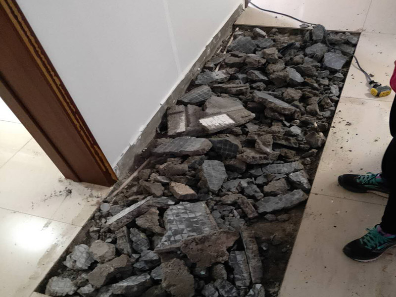 全屋瓷磚拆除施工:首先要撬開大門口的那塊地磚，因為那塊地du磚是有一邊露在外面的所以比較容易撬開。再用扁的鑿子一片一片的往里撬，如果水泥砂漿做的不是特別牢固的話可以直接用錘子把扁撬敲擊地磚和水泥地中間的縫隙。
